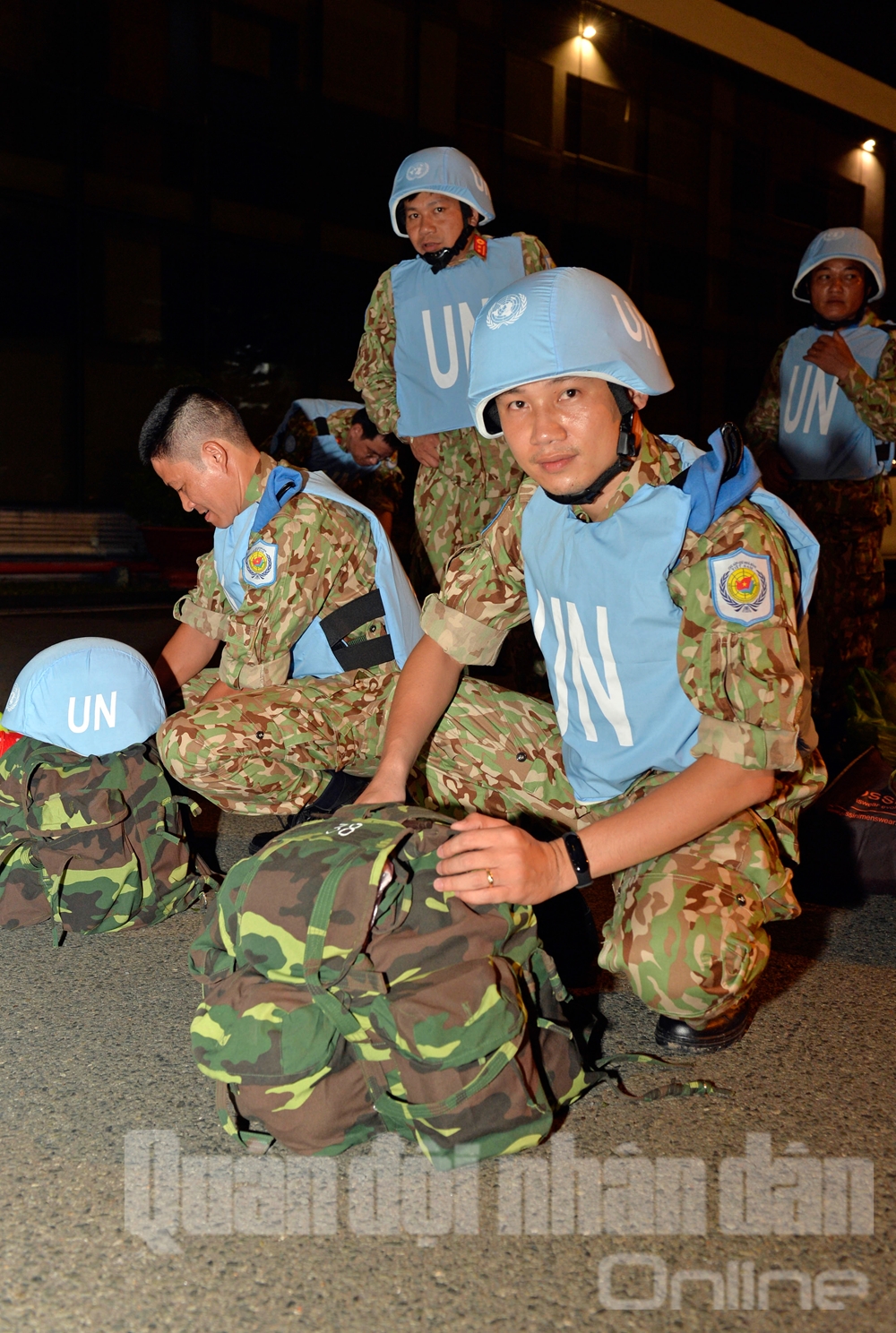 Hành lý mang theo gói gọn trong chiếc ba lô dã chiến.